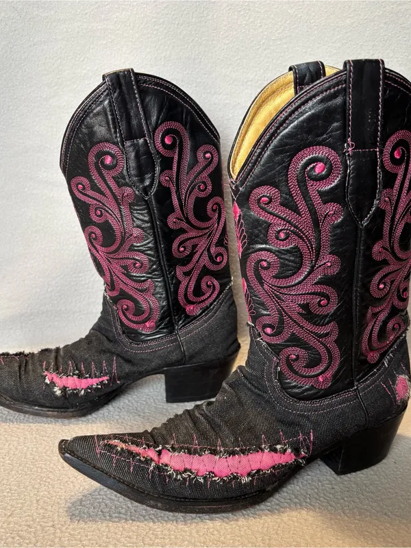 White Diamonds sz 8 Black & Pink Western Cowgirl Boots - Distressed Black Denim - Image 2