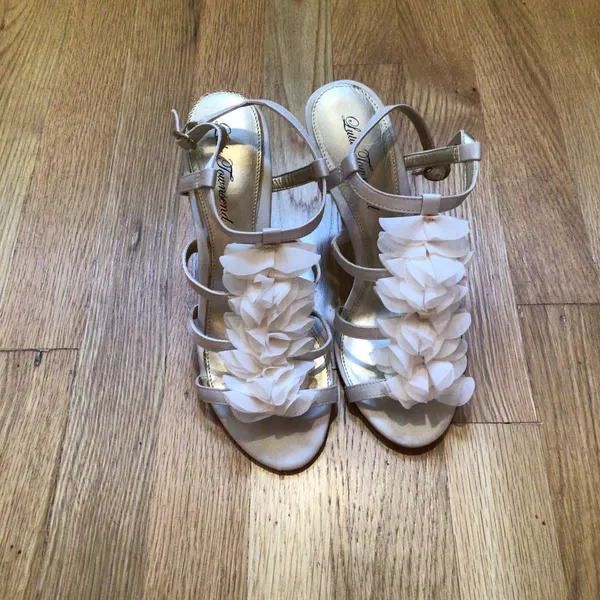 HP💝LuLu Townsend Ivory sz 7 petal accent 3” heel - Image 2