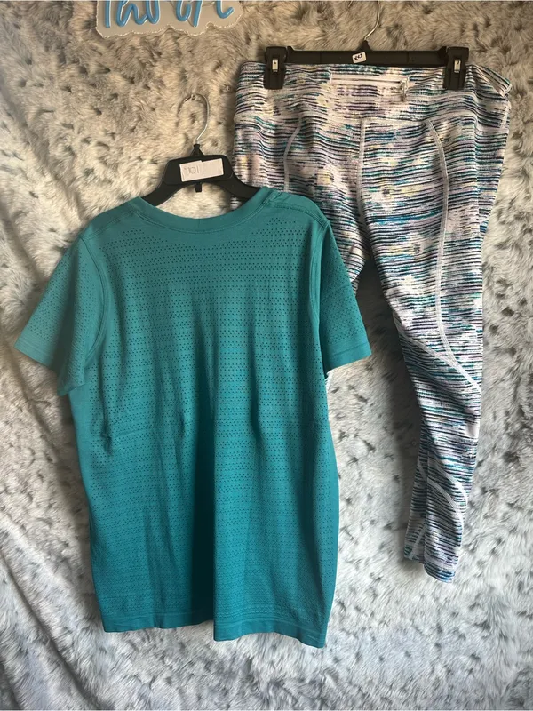 593. Lululemon 2pc set bundle capris and top - Image 2