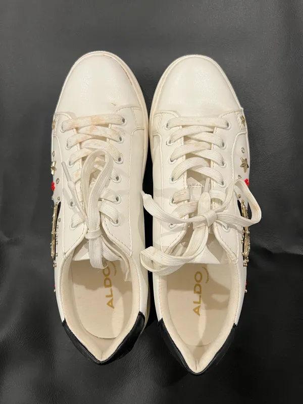 Aldo white sneakers with gold star and red flower embellishments, size US 9 - Image 7