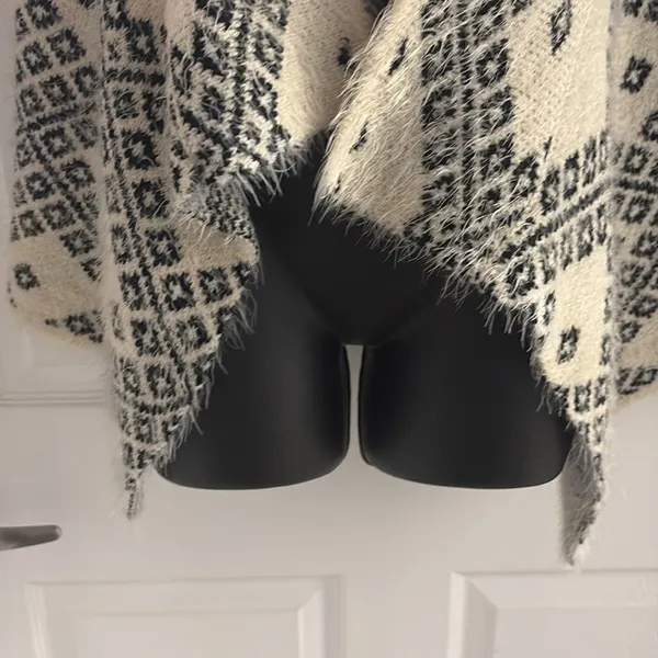 Geometric Patterned Black and Cream Sweater vest Size M - Image 4