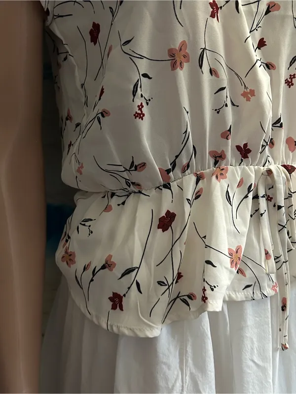 Sienna Sky Cream & Pink Floral V-Neck Blouse SZ Small NWT - Image 6