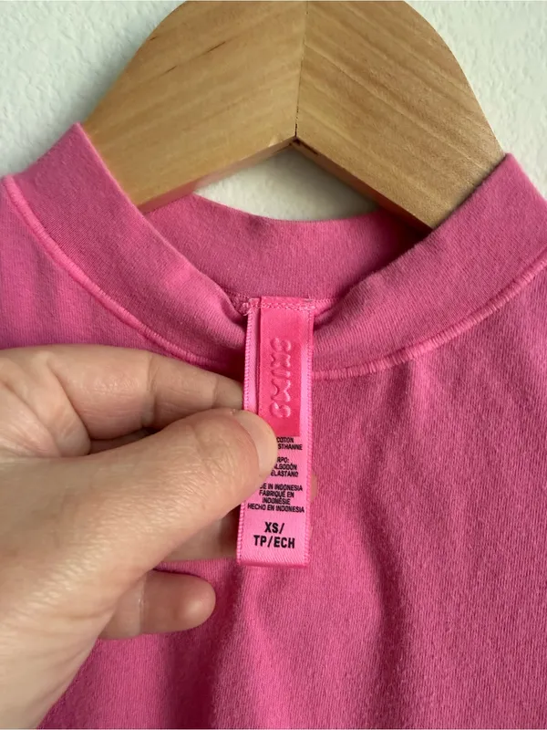 SKIMS Bright Pink Mock Neck Sleeveless Cropped Top XS - Image 6