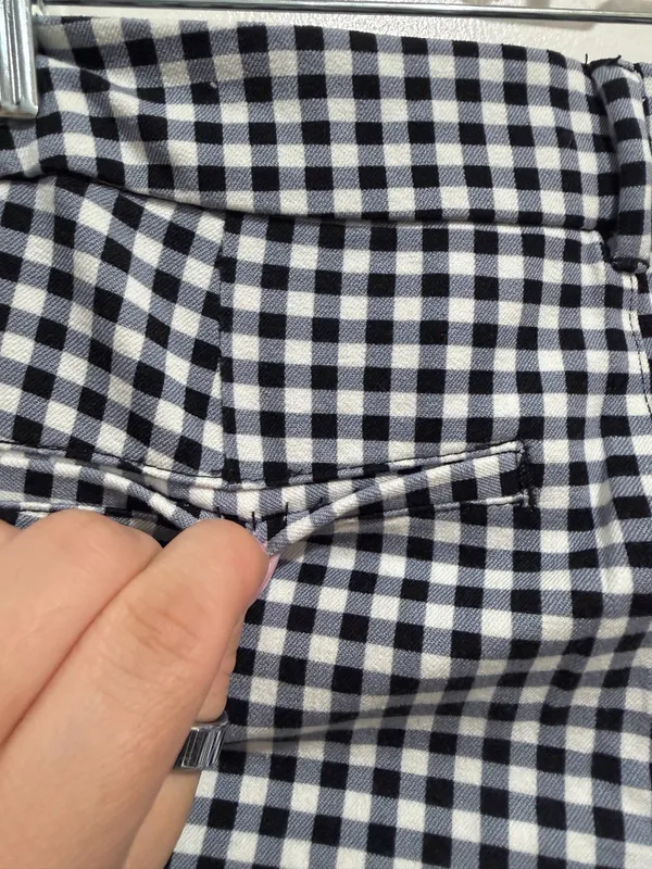 Old Navy Pixie Gingham Ankle Pants Women’s Size Petite 2 In good condition * Slim, tailored silhouette with a flattering mid-rise fit * Soft stretch cotton blend for all-day comfort * Zip fly with hook-and-bar and button closure * Belt loops * Functional front slash pockets * Faux welt back pockets * Cropped ankle length * Perfect for the office, business casual, workwear, brunch, or everyday wear * Fabric: 95% Cotton, 5% Spandex - Image 7