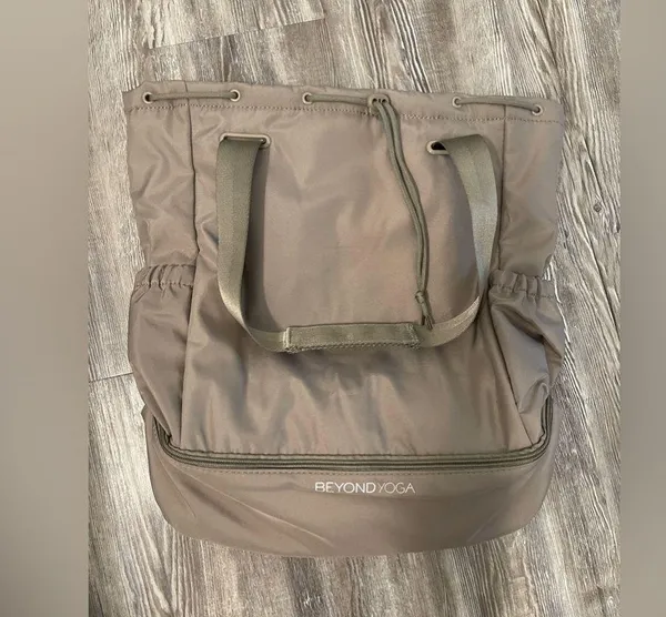 Beyond Yoga NWT gym bag drawstring in birch - Image 2