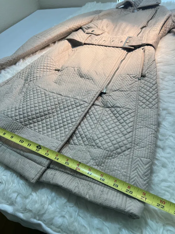 XS beige Kenneth Cole quilted trench coat features a belted waist and a diagonal zip closure. - Image 5