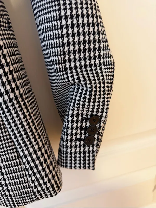 Banana Republic Black and White Houndstooth Blazer - Image 3