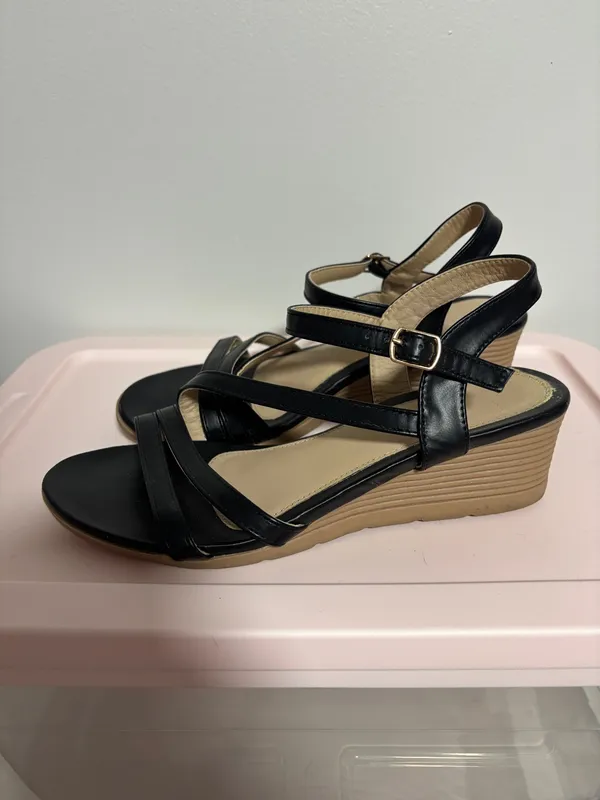 Strappy black wedge sandals - Image 3