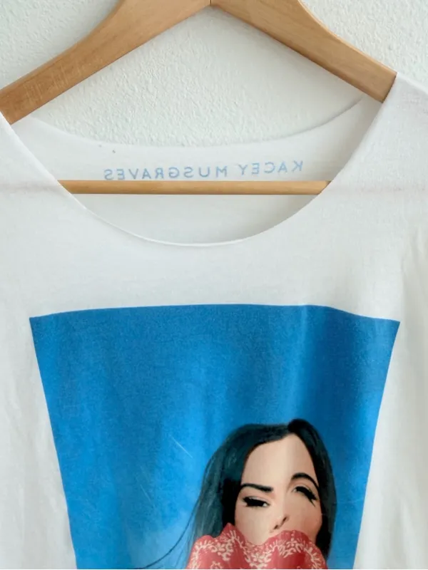 Kacey Musgraves off-the-shoulder white cotton t-shirt - Image 4
