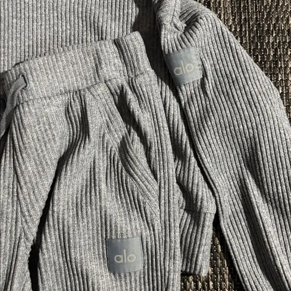 Alo Yoga Muse Set Grey Size XS - Image 5