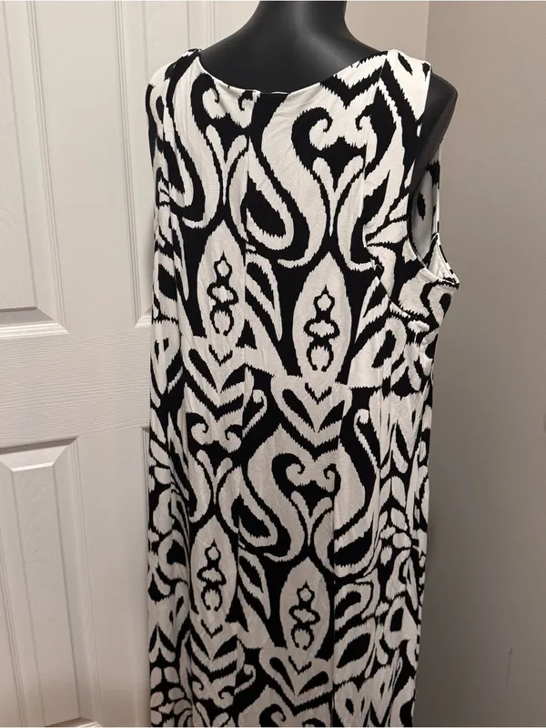 NWT Chico’s Black White Abstract Print Sleeveless Maxi Dress Size 4 - Image 2