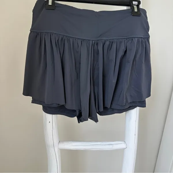 Soothfeel Grey Flowy Athleisure Skirt with Shorts Size Medium - Image 7