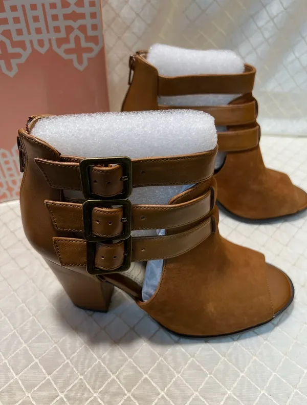 Gianni Bini Peep Toe tan leather Heel Booties with Ankle Buckle: Size 7.5 - Image 4