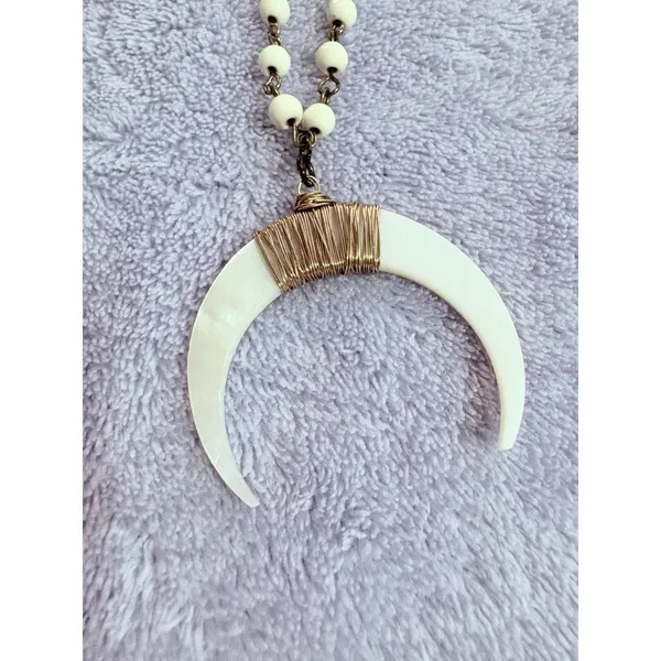 Gold Tone Accent White‎ Crescent Bone Horn Beaded Necklace With White Beads - Image 2