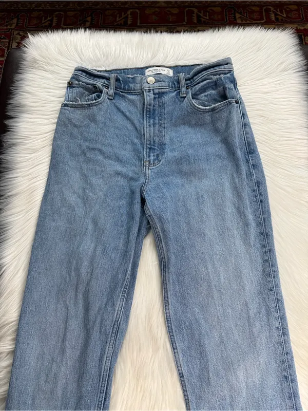 Abercrombie The 90’s Straight Ultra High Rise Split Hem Jeans - Image 3
