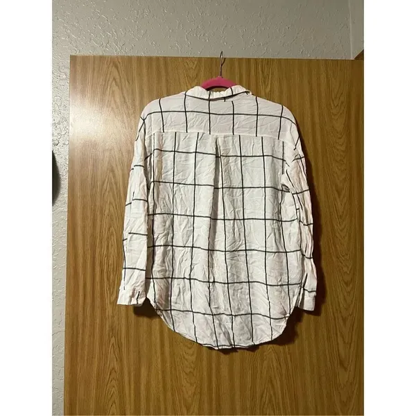 Lush White Plaid Woman’s Long Sleeve V-Neck Top Size Medium - Image 8