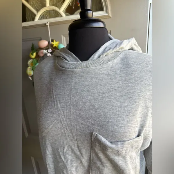 NWOT GoldenTouch long sleeve hooded pocket t-shirt, size medium l - Image 4