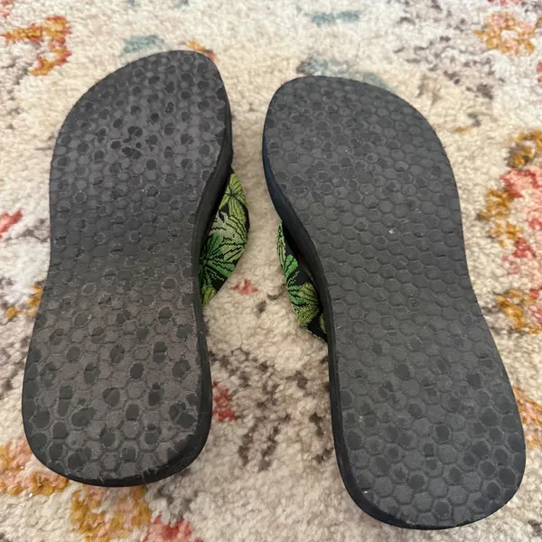 Cabelas Womens Platform Flip Flops Black Green Tropical Palm‎ Leaf Wedge Sandals - Image 7