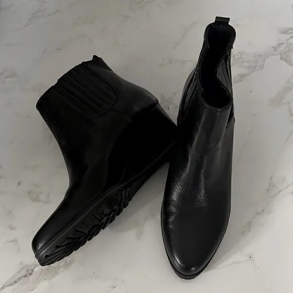 Ellen Tracy Leather Wedge Booties EUC - Image 2