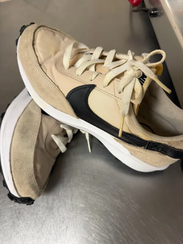 Women’s Nike waffle sneakers size 8.5 - Image 8