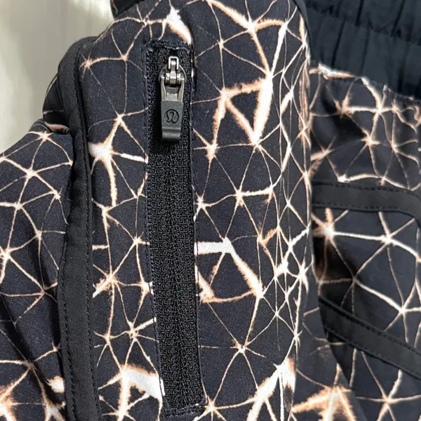 Lululemon‎ Tracker Short III in Star Crushed Multi / Black *4-way Stretch - Image 4