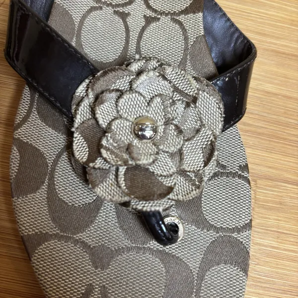 Women's Signature Coach‎ Slip On Sandals 7B Brown Patent Leather Strap- Flower - Image 9