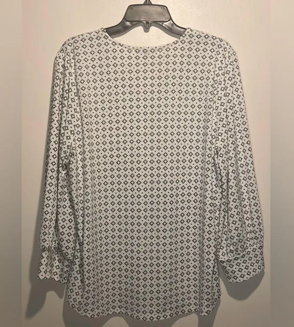 Adrianna Papell- Geometric Pattern Hi Low Black White Gathered Cuffs Top- Size L - Image 2
