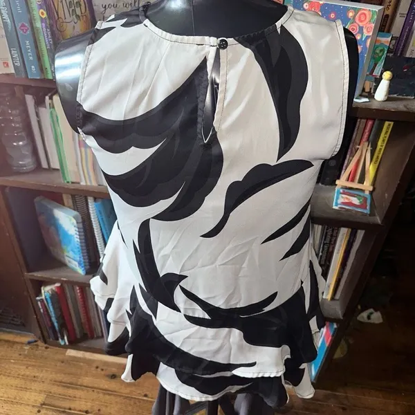 Collective Concepts monochrome ruffled sleeveless M top - Image 2