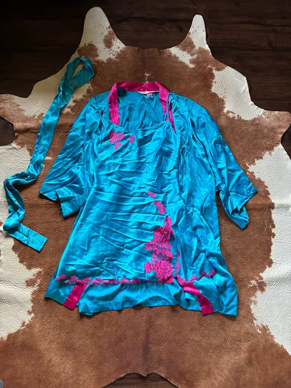 Victorias Secret Y2K robe and Chemise set Size small on the Chemise and one size fits most on the robe! Like new Set is from 2003 - Image 2
