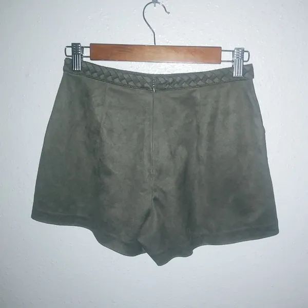 Gianni Bini XS Faux Suede Braided Trim Pocketed Zippered Short Shorts in Olive - Image 4