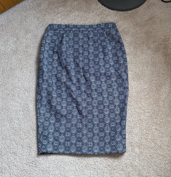LTD Navy & White Patterned Pencil Skirt. Size 4 - Image 8