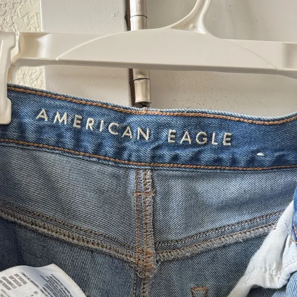 American Eagle Mom Jeans Size 6 Medium Blue Wash Distressed High Rise EUC - Image 6