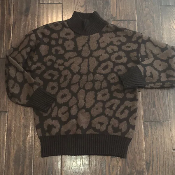 ARIAT moda mock neck sweater leopard print size small - Image 4