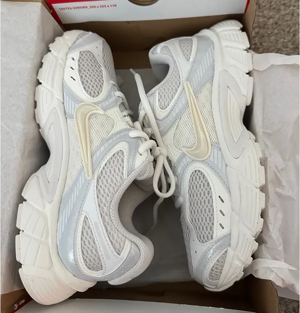 Nike V5 Women’s shoes  - Image 2