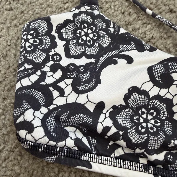 Lululemon free to be bra black and white lace print - Image 2
