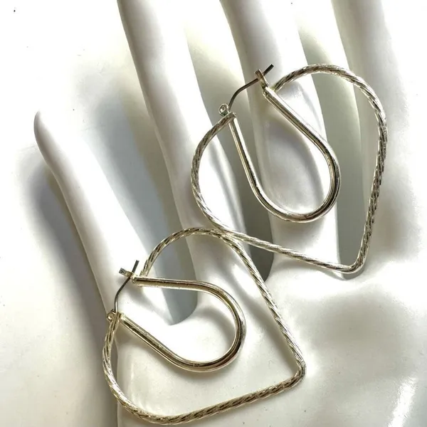 Silver tone cut out heart earrings - Image 4