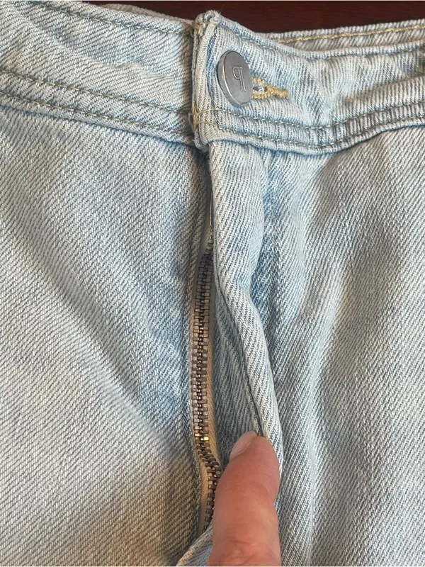 Pilcro Modern High-Waisted Baggy Barrel Jeans in Light Wash Denim Size 32 - Image 10
