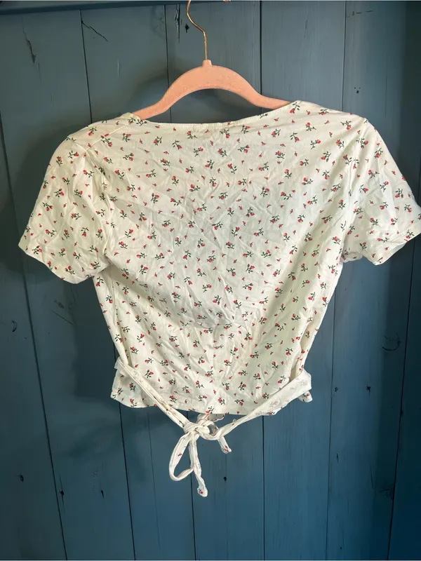 Brandy Melville Women’s Floral Wrap Crop Top - White with Red Floral Print | New - Image 2