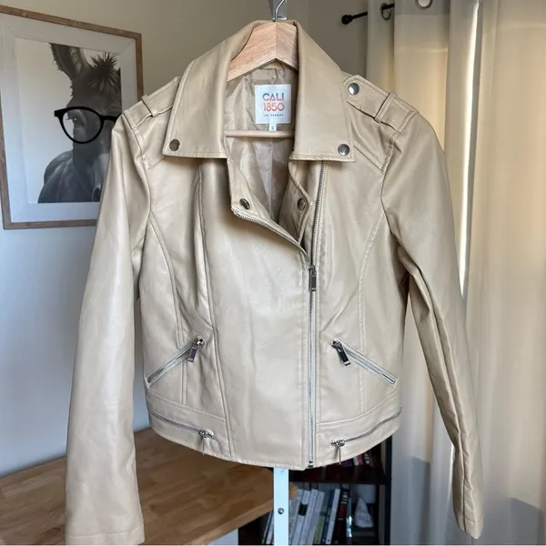 Cali 1850 Women’s Size S Faux Leather Biker Jacket With Zippers NWOT - Image 3