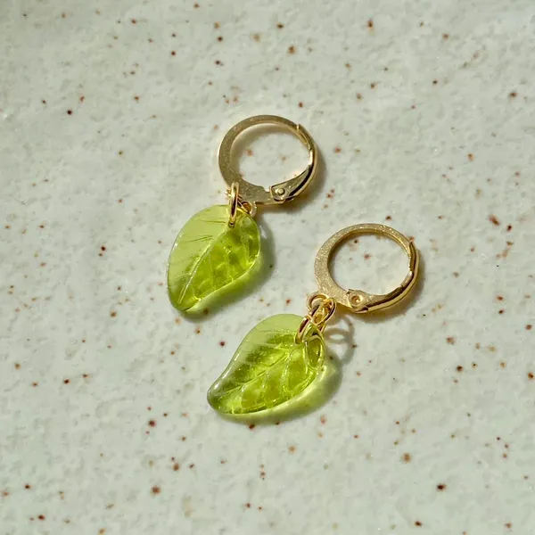 Handmade fairy forest vintage retro aesthetic style simple Czech glass leaf dangle earrings🍃💚 - Image 2