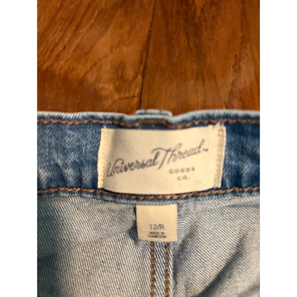 Universal Threads Cutoff Shorts 90s Style‎ Light Wash Raw Hem Size 12/R - Image 4