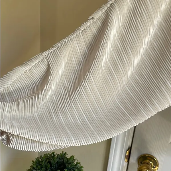 Cream Blouse with V-Neckline and Pleated Peplum - Image 3