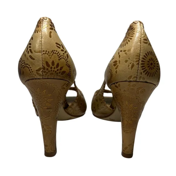 BCBGIRLS Tan Leather Pumps Glam Laser Cut Floral Peep Toe 6 - Image 5