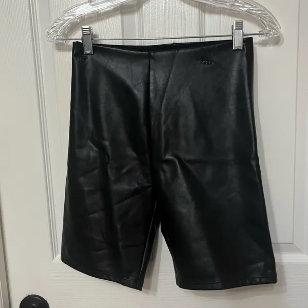 Abercrombie & Fitch High‎ Rise Black Faux Leather Bike Shorts sz Small - Image 4