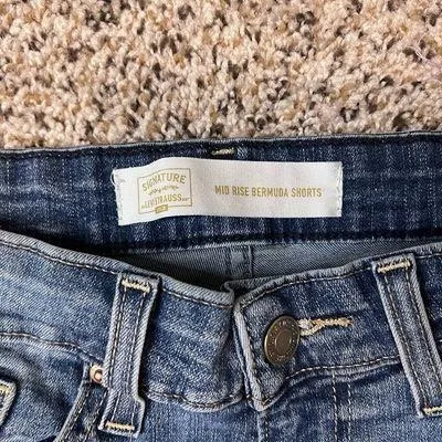 Women Levi’s mid rise Bermuda shorts - Image 2