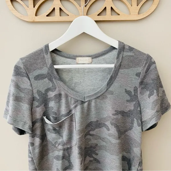 Altar'd State Crop Camo Top Tee Shirt Gray Sz Small - Image 2