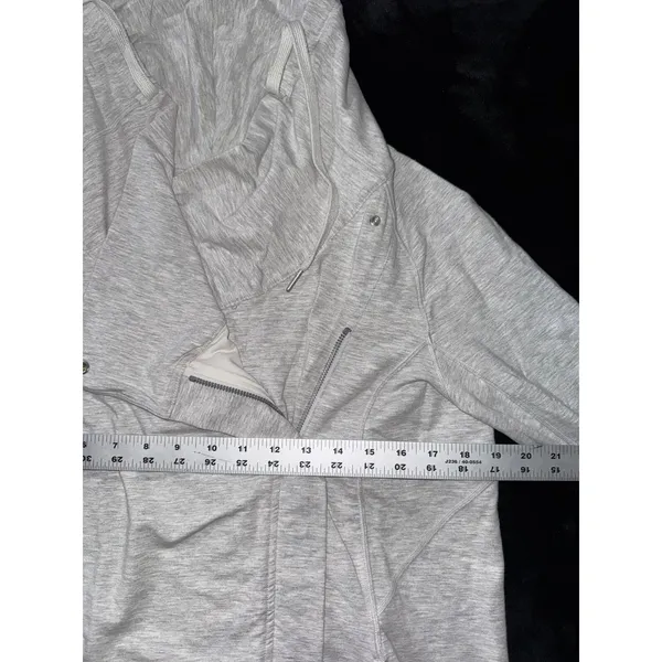 Lululemon Women's Coast Easy Wrap Jacket Heathered Gray Hooded‎ Size 8 - Image 8