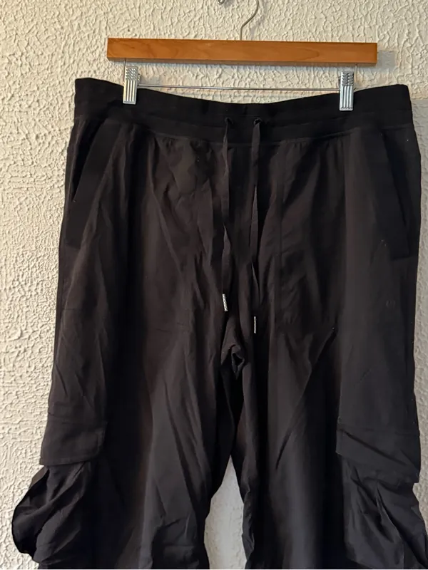 Lululemon Beyond the Studio Ruched Cargo pants LW5GILS black - Image 2
