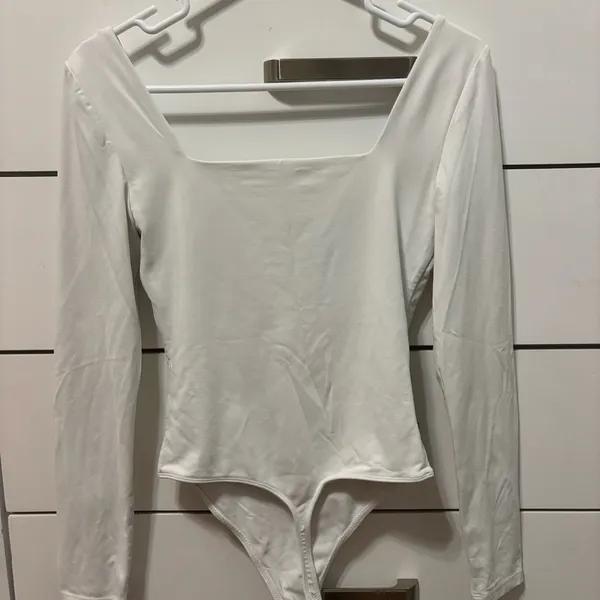 Aritzia Babaton White Sqaure Neck Bodysuit - Image 3