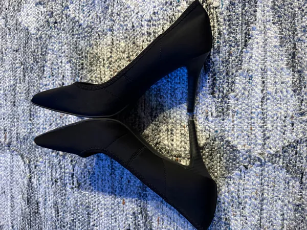 Vera Simply Vera Wang Black Pointed Pumps - Image 4